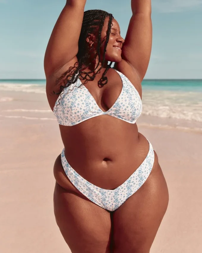 Braguita de bikini atrevida con cintura en V y corte alto acanalado