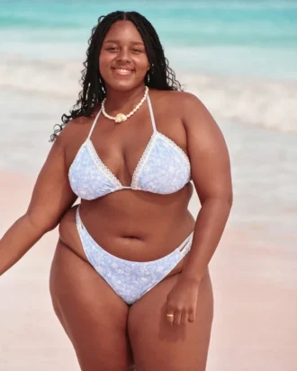 Braguita de bikini atrevida de estilo croché con corte alto en las piernas