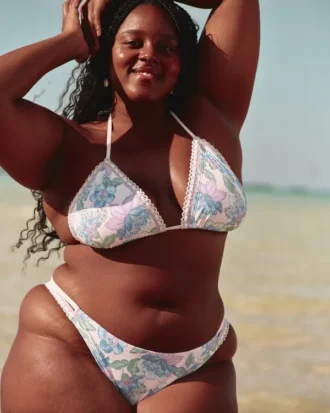 Braguita de bikini atrevida de estilo croché con corte alto en las piernas