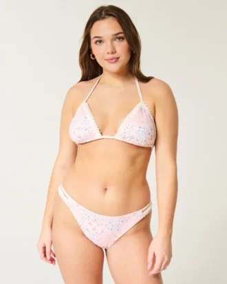 Braguita de bikini atrevida de estilo croché con corte alto en las piernas