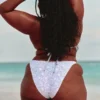 Braguita de bikini atrevida de estilo croché con corte alto en las piernas