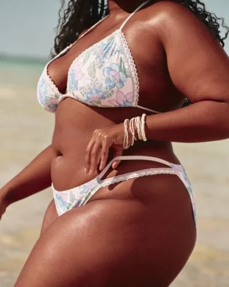 Braguita de bikini atrevida de estilo croché con corte alto en las piernas