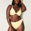 Braguita de bikini atrevida de talle alto y corte curvilíneo con costuras acanaladas.