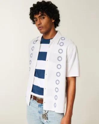 Camisa bordada de manga corta y corte cuadrado