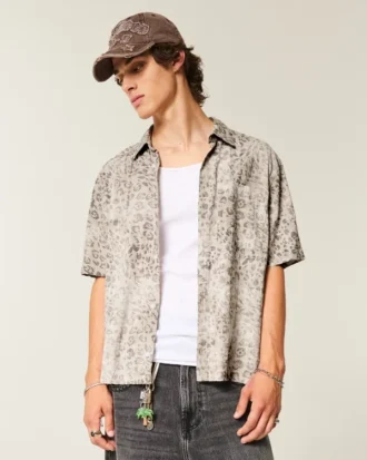 Camisa de manga corta con bolsillos y corte cuadrado