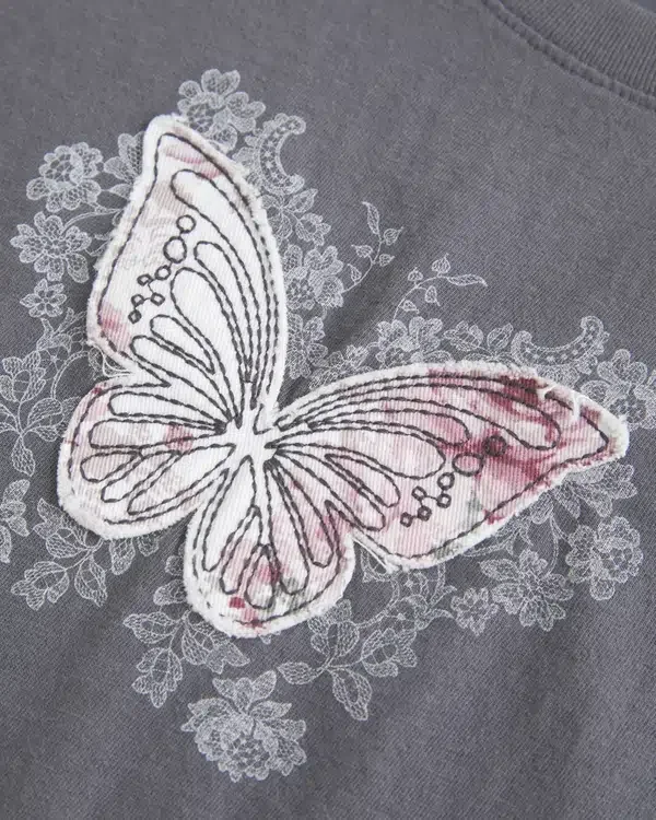 Camiseta con estampado de mariposa que se adapta fácilmente al cuerpo Camiseta con estampado de mariposa que se adapta fácilmente al cuerpo
