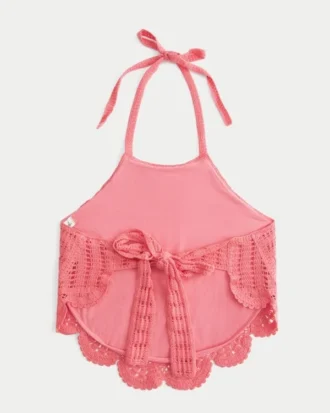 Camiseta de croché con cuello alto y espalda abierta