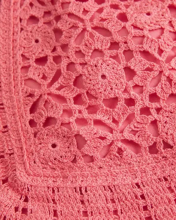 Camiseta de croché con cuello alto y espalda abierta Camiseta de croché con cuello alto y espalda abierta