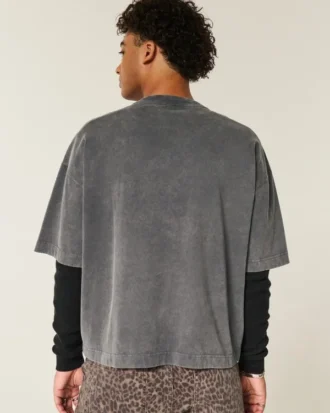 Camiseta de fútbol americano con estampado gráfico, oversize y corte corto.