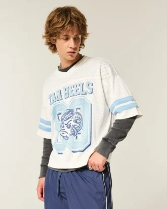 Camiseta de fútbol con gráfico de los Tar Heels de la Universidad de Carolina del Norte en Chapel Hill Camiseta de fútbol con gráfico de los Tar Heels de la Universidad de Carolina del Norte en Chapel Hill
