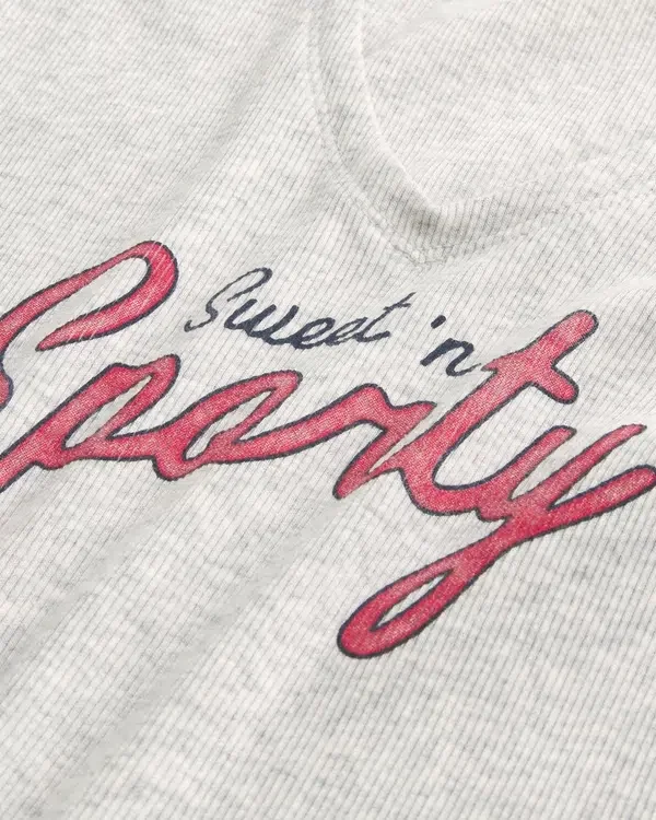 Camiseta deportiva con cuello redondo y estampado Sweet ‘n Sporty Camiseta deportiva con cuello redondo y estampado Sweet ‘n Sporty