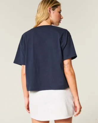 Camiseta gráfica con cuello en V de la Universidad de Siracusa