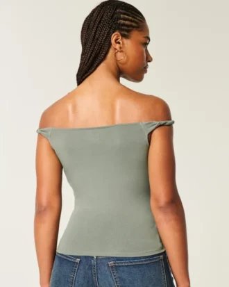 Camiseta gráfica con hombros descubiertos y estampado de Nueva York