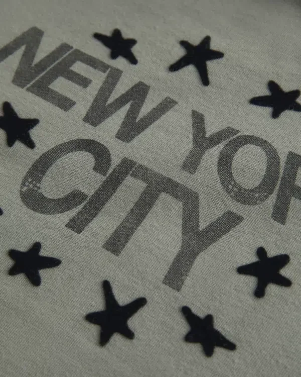 Camiseta gráfica con hombros descubiertos y estampado de Nueva York Camiseta gráfica con hombros descubiertos y estampado de Nueva York