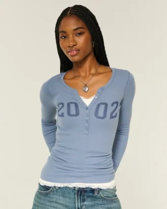 Camiseta Henley con estampado 2002