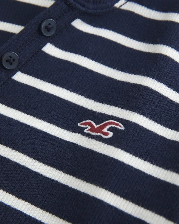 Camiseta Henley de manga larga con capucha Camiseta Henley de manga larga con capucha