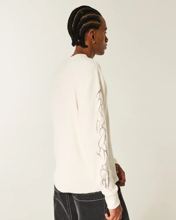 Camiseta térmica con estampado grafiti Camiseta térmica con estampado grafiti