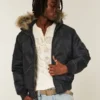 Chaqueta bomber con cremallera y ribete de piel sintética