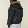 Chaqueta bomber con cremallera y ribete de piel sintética