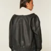 Chaqueta bomber de piel sintética con cuello de sherpa Chaqueta bomber de piel sintética con cuello de sherpa