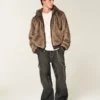 Chaqueta con capucha de piel sintética Chaqueta con capucha de piel sintética