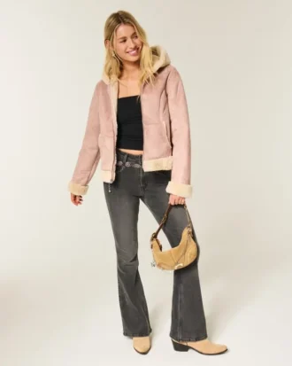 Chaqueta con capucha de piel sintética forrada de piel sintética