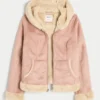 Chaqueta con capucha de piel sintética forrada de piel sintética