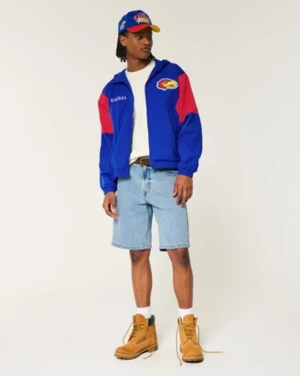 Chaqueta cortavientos con capucha y estampado de los Jayhawks de la Universidad de Kansas