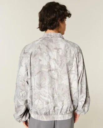 Chaqueta cortavientos con cremallera y estampado de camuflaje