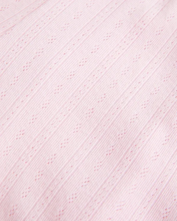 Cómoda camiseta corta con lazo y punto calado Cómoda camiseta corta con lazo y punto calado