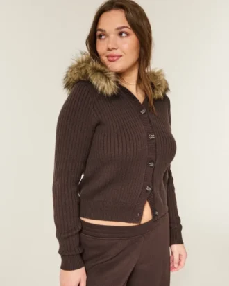 Cárdigan con capucha y ribete de piel sintética