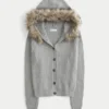 Cárdigan con capucha y ribete de piel sintética Cárdigan con capucha y ribete de piel sintética