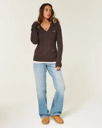 Jersey de punto trenzado con capucha y ribete de piel sintética