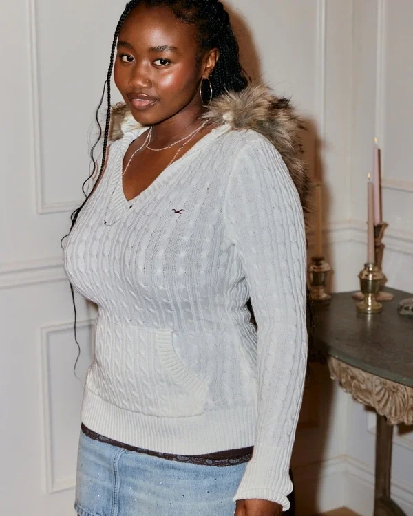 Jersey de punto trenzado con capucha y ribete de piel sintética Jersey de punto trenzado con capucha y ribete de piel sintética