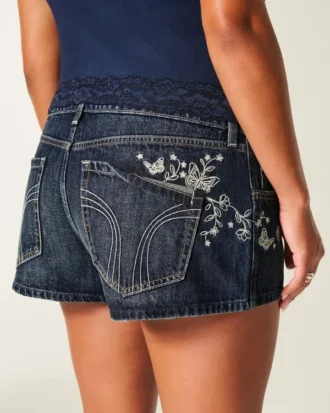 Mini shorts vaqueros de talle ultra bajo, lavado oscuro y bordado de mariposa