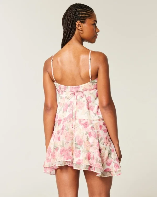 Mini vestido con dobladillo asimétrico Mini vestido con dobladillo asimétrico