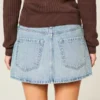 Minifalda pantalón vaquera con tachuelas, talle bajo y lavado medio Minifalda pantalón vaquera con tachuelas, talle bajo y lavado medio