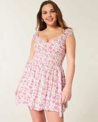 Minivestido asimétrico con hombros descubiertos