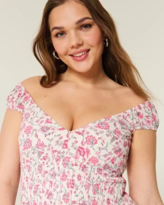 Minivestido asimétrico con hombros descubiertos