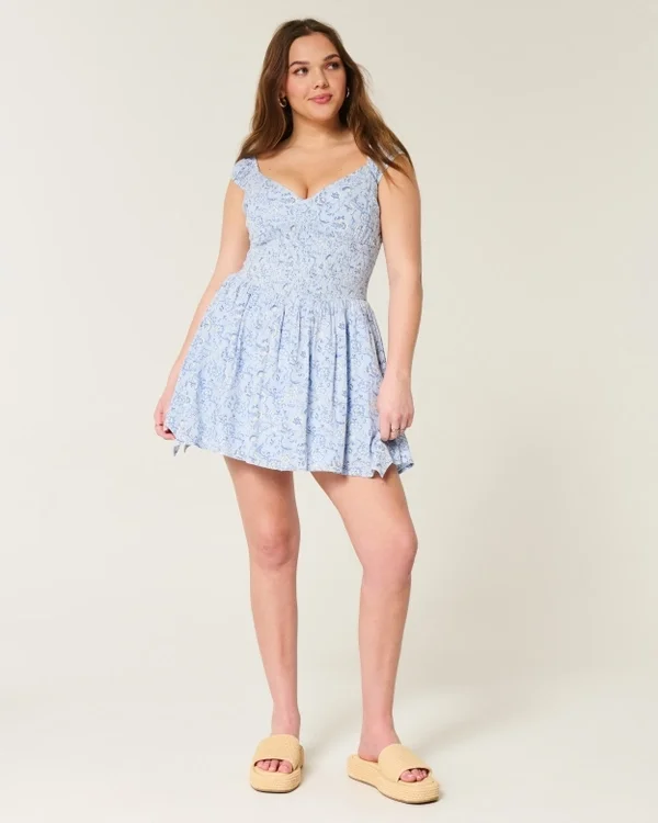 Minivestido asimétrico con hombros descubiertos Minivestido asimétrico con hombros descubiertos