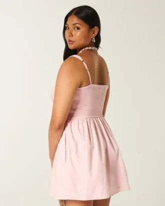 Minivestido con botones en la parte delantera