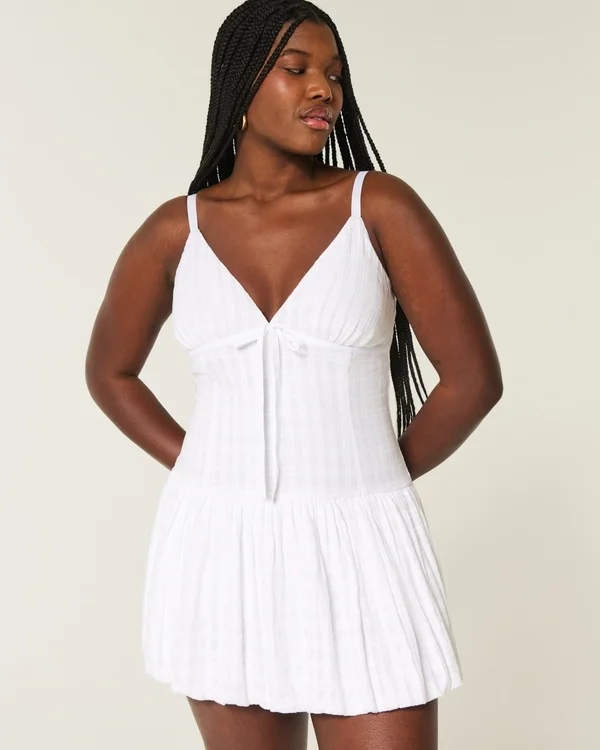 Minivestido con cuello en V y silueta abombada Minivestido con cuello en V y silueta abombada