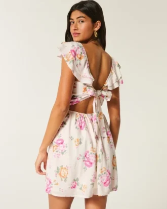 Minivestido con mangas acampanadas y cintura en V