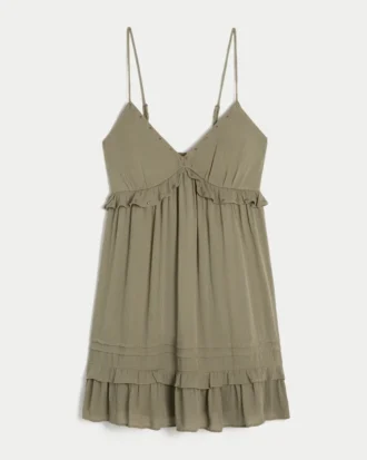 Minivestido con volantes y tachuelas