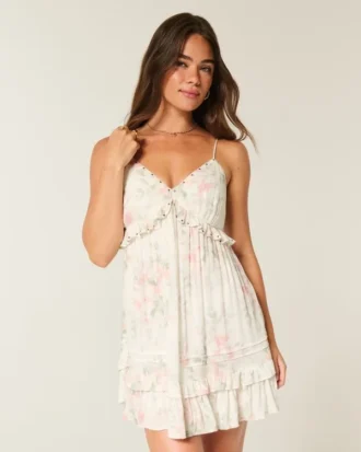 Minivestido con volantes y tachuelas