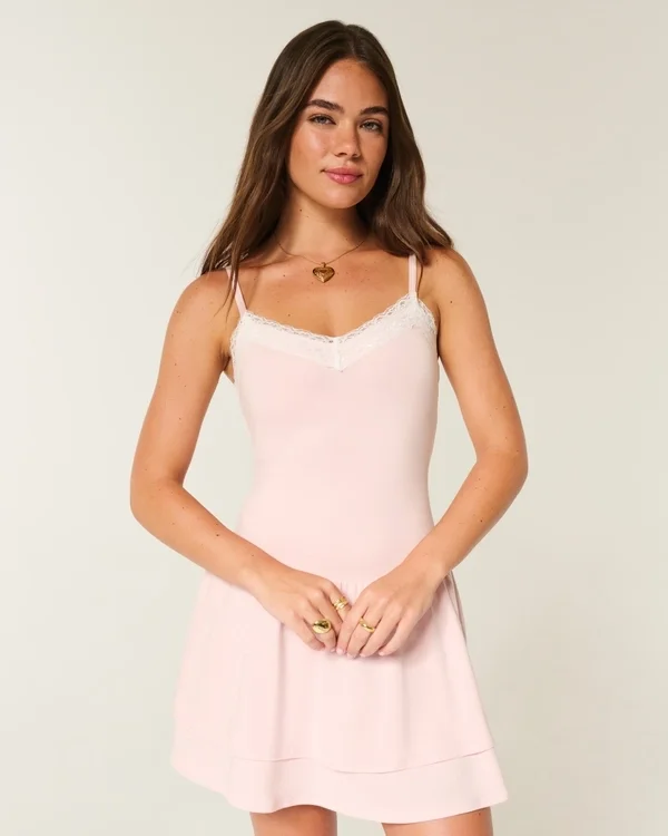 Minivestido de punto con volantes Minivestido de punto con volantes