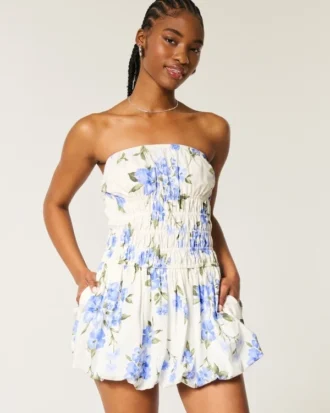 Minivestido sin tirantes con volantes