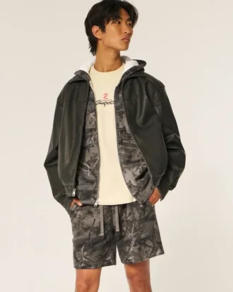 Pantalones cortos de felpa con estampado de camuflaje por encima de la rodilla