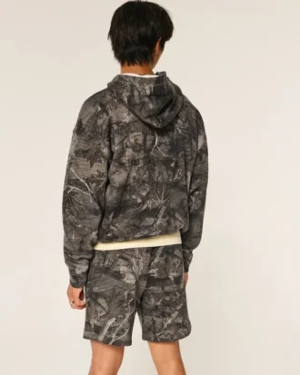 Pantalones cortos de felpa con estampado de camuflaje por encima de la rodilla