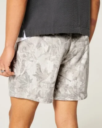 Pantalones cortos de felpa suelta con estampado de camuflaje hasta la mitad del muslo